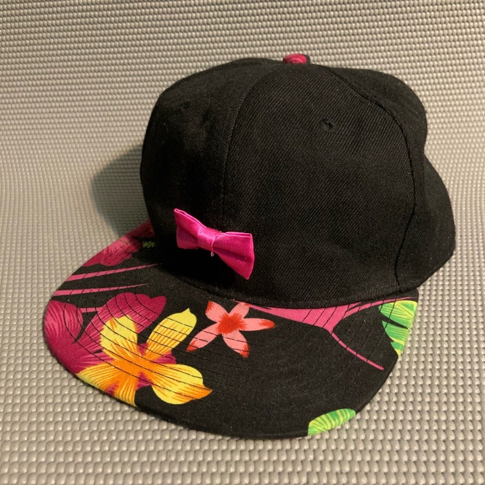 Black and Floral Hat w/ Cute Bow Pin! Snapback